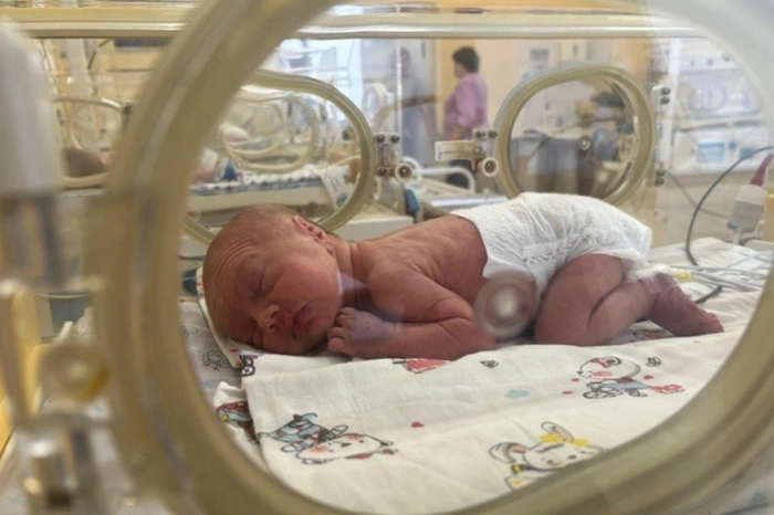 В Екатеринбурге многодетная мать родила тройню в 43 года