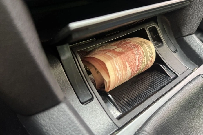 Иностранцы пытались в Свердловской области подкупить остановивший их экипаж ДПС