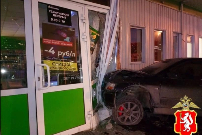 В Екатеринбурге водитель Mitsubishi влетел в заправку
