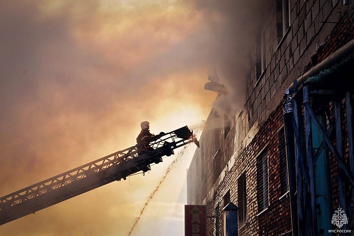 В Екатеринбурге загорелся склад с мебелью крупной фирмы