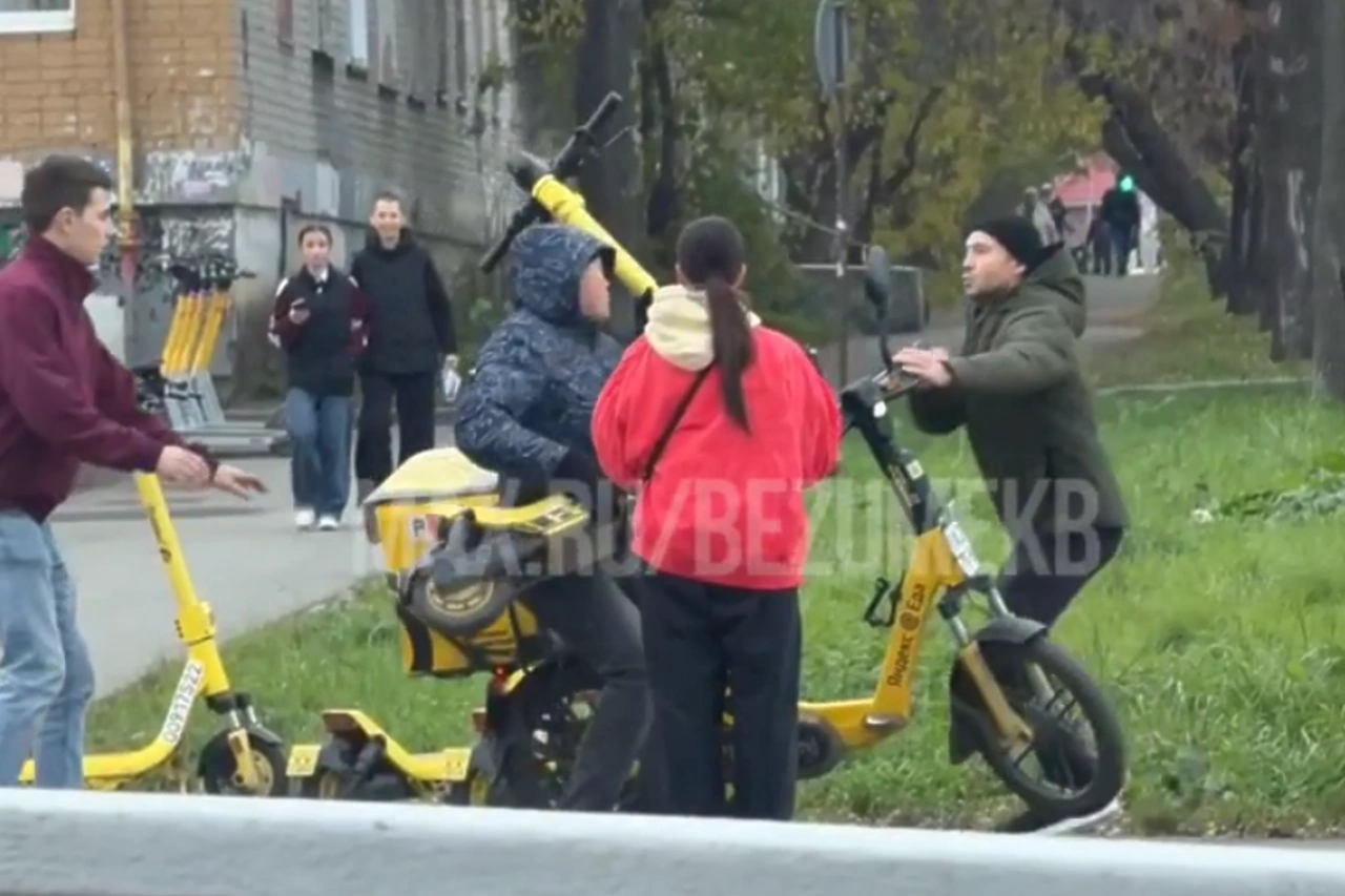 В Екатеринбурге доставщик кидался самокатом в прохожего