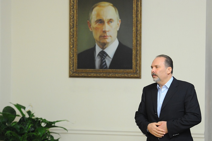 Житель Череповца пожаловался на соседство пошлой рекламы с портретом Путина