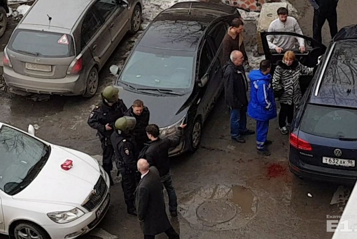 В Екатеринбурге недалеко от здания минфина расстреляли мужчину