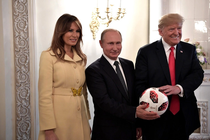 Глава разведки США рассказал о наблюдении за подарком Путина Трампу