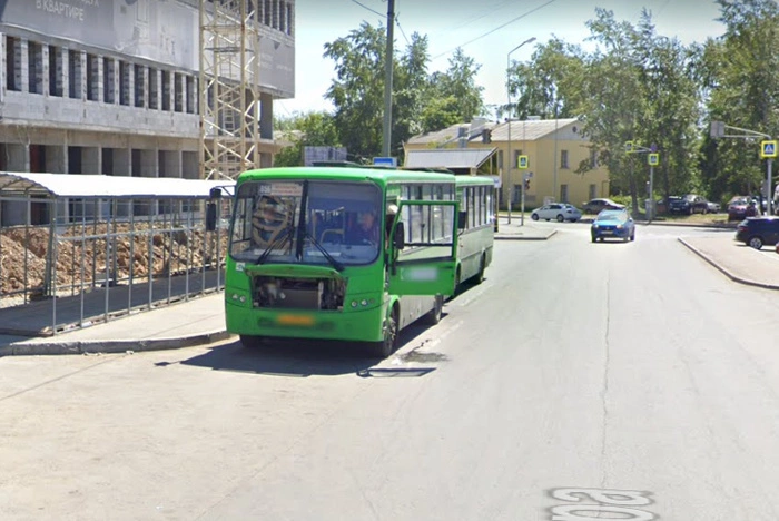 В Екатеринбурге конечную остановку автобуса превратили в туалет