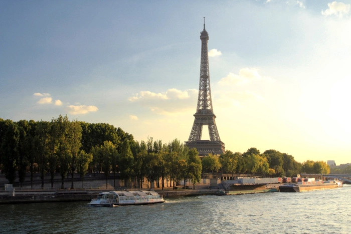 В Париже закрыли Эйфелеву башню