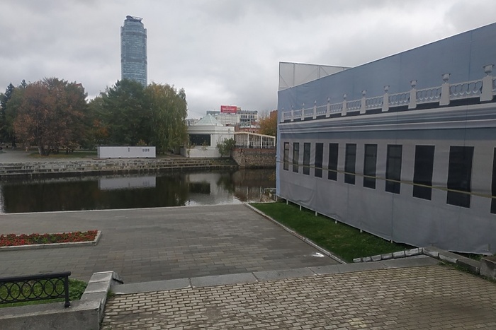 В центре Екатеринбурга поставили глухой забор