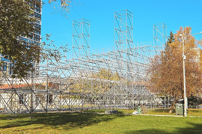 В Екатеринбурге начали строить ледяную зимнюю горку