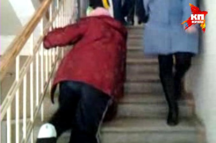 На Урале пенсионерке с переломом ноги пришлось ползти в травмпункт на 2-й этаж