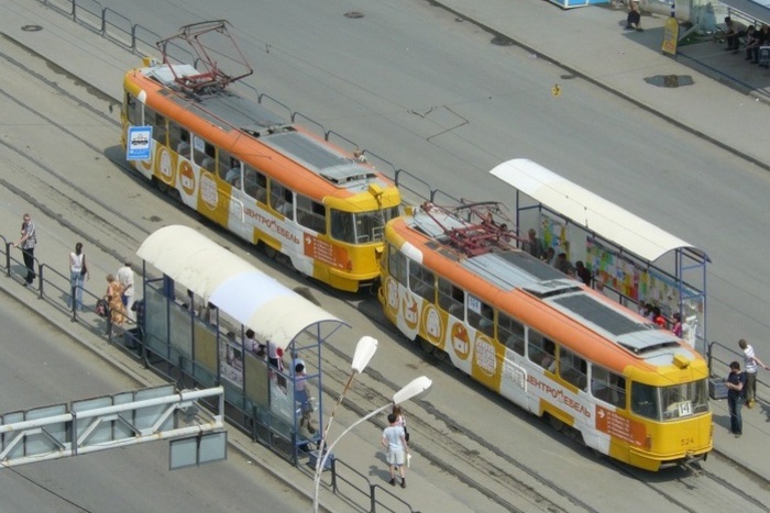В центре Екатеринбурга встали трамваи, пассажиры идут пешком
