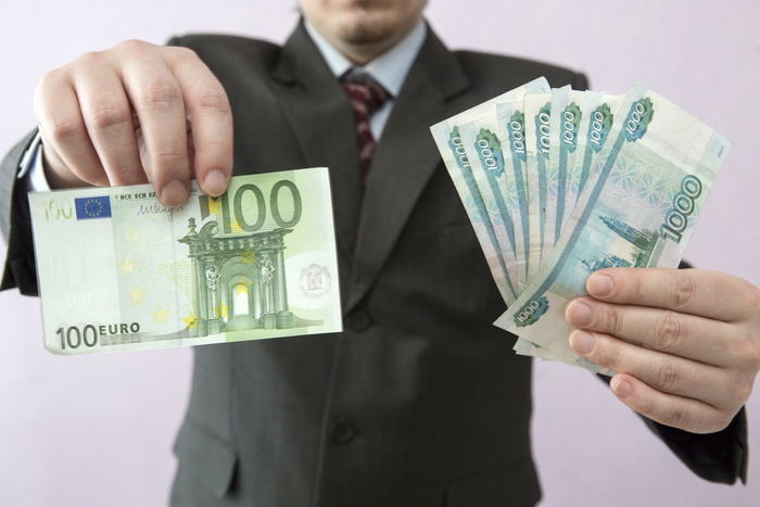 Средняя зарплата свердловчан выросла на 4,2%
