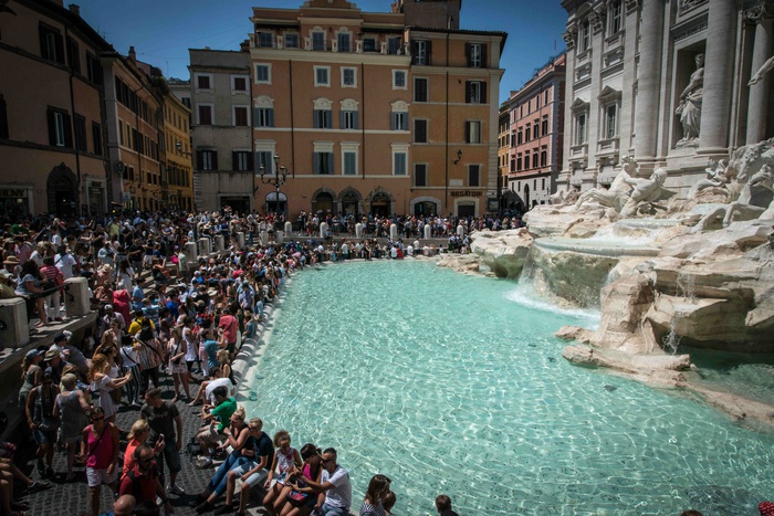 Туристы бросили в римский фонтан Треви 1,4 миллиона евро за год
