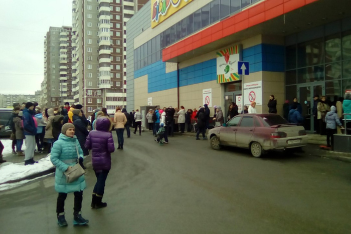 В Екатеринбурге из-за пожарной тревоги эвакуированы посетители ТЦ