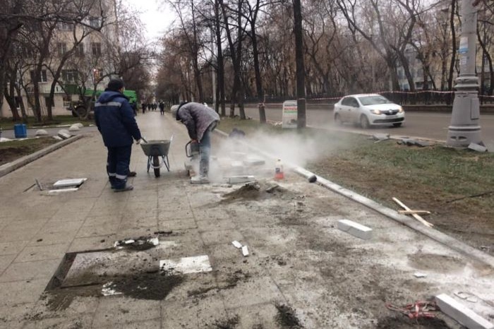 Новую гранитную плитку в центре Екатеринбурга выломали отбойными молотками