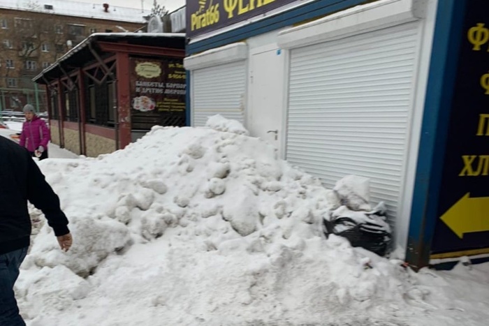 В Екатеринбурге киоск с пиротехникой засыпали снегом