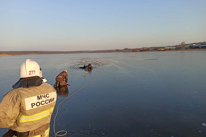 В Свердловской области ребенок провалился в ледяную воду