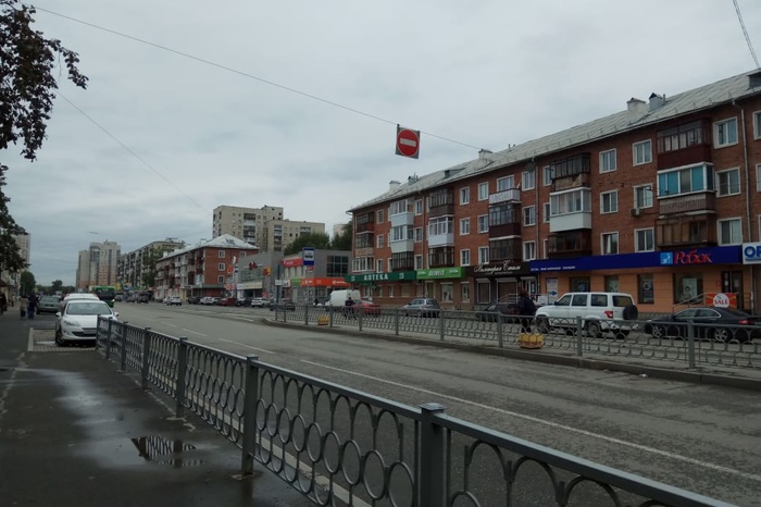 В Екатеринбурге демонтируют часть заборов вдоль тротуаров
