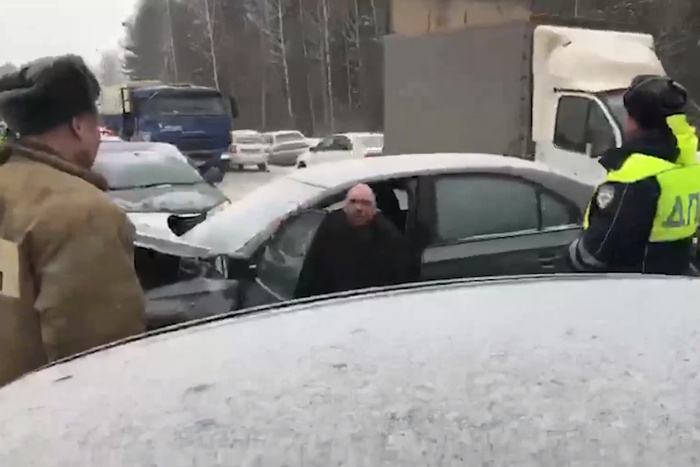 Под Екатеринбургом неадекватный водитель устроил массовое ДТП, а затем напал на сотрудников ГИБДД