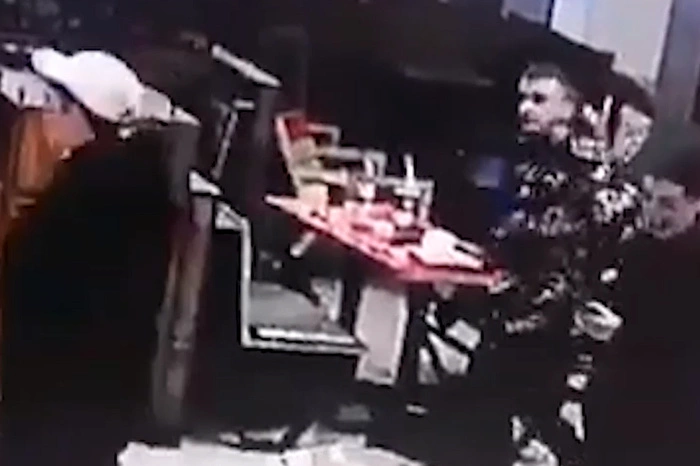 В екатеринбургском торговом центре молодые люди украли у школьника смартфон