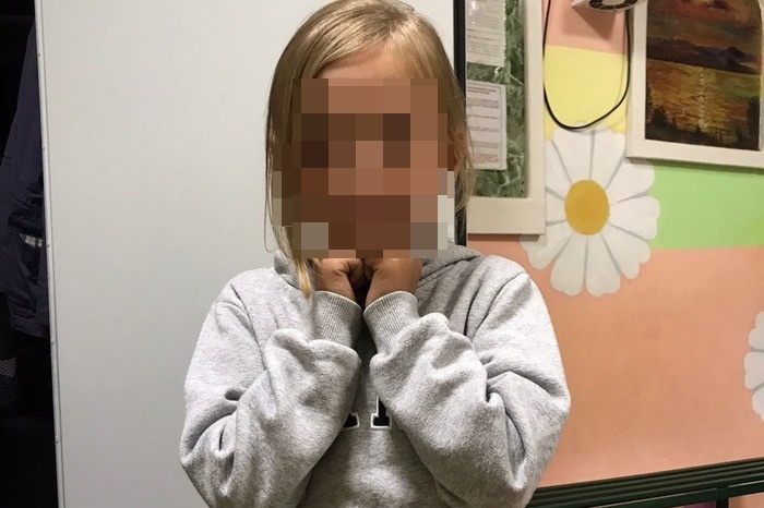 Нашлась мать пятилетней девочки, которую в Екатеринбурге прохожие обнаружили одну на улице