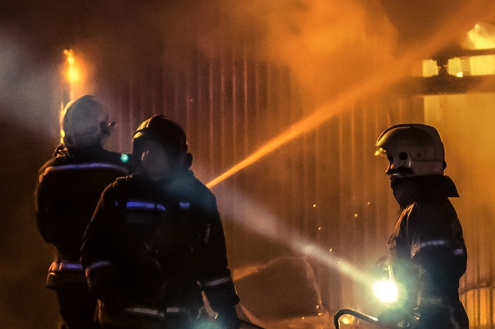 Трое екатеринбургских рабочих спасли ребёнка из пожара