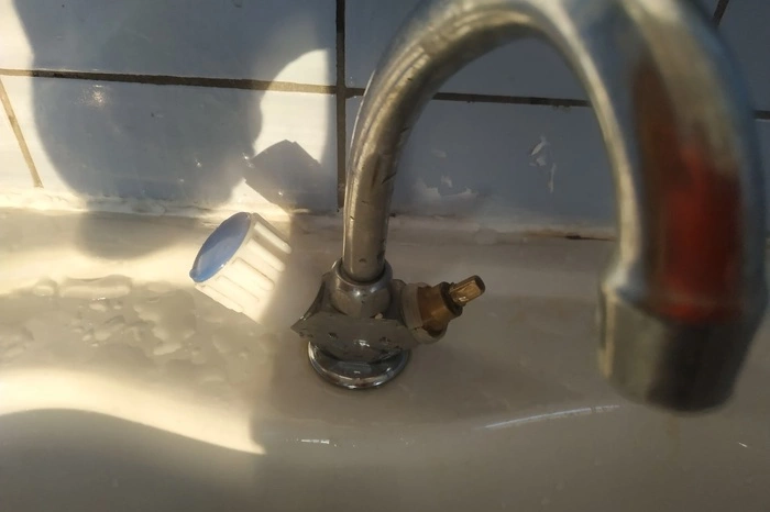 В свердловском городе из кранов месяц бежит ржавая вода