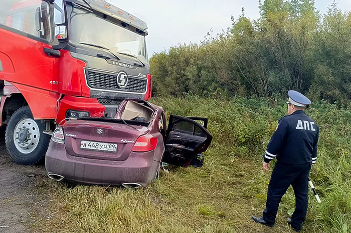 Три человека погибли в леговушке при столкновении с грузовиком под Богдановичем