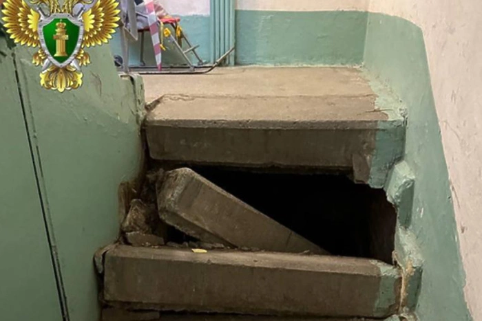 В уральской многоэтажке разрушилась лестница в многоэтажке