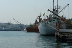 Севастопольцы взяли штурмом штаб ВМС Украины