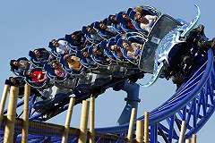 Видео с ребенком со сломанным ремнем на вершине аттракциона испугало интернет