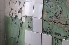 В сысертской многоэтажке выгнулась стена