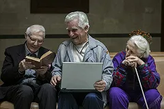 Медведев потребовал к 2025 году повысить продолжительность жизни до 76 лет