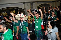 Перуанец сунул руку в карман болельщика из Мексики