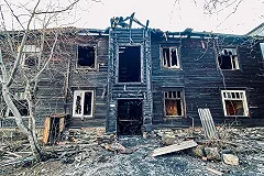 СК изъял документы по сгоревшему дому, в котором погибли люди, у компании-застройщика