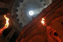 Благодатный огонь сошел в Кувуклии в Храме Гроба Господня