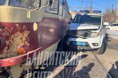 В Екатеринбурге столкнулись автомобиль полиции и трамвай