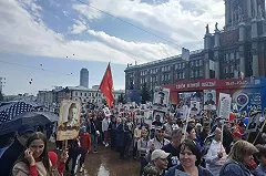 Уралец при разводе назло супруге сжег ее транспаранты «Бессмертного полка»