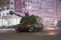 В Луганск вошла большая колонна тяжелой бронетехники