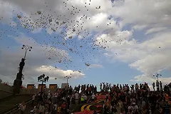 В небо Екатеринбурга отпустили 1945 белых воздушных шаров