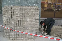 На улице 8 Марта разобрали тротуар