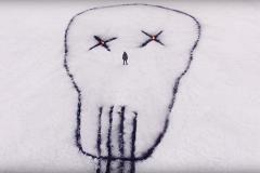 Художник выложил на льду тагильского пруда огромный угольный череп