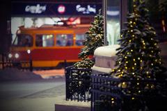 «Трамваи не ходят, и автобусов нет». Жители Екатеринбурга замерзли на остановках