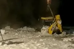 В Серове трактор утонул в пруду во время подготовки льда к купели