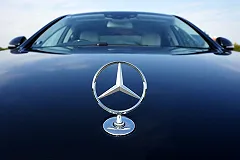 Mercedes приостановил экспорт и производство в РФ