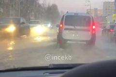 В Екатеринбурге затопило улицу на ВИЗе