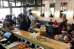 В Екатеринбурге бизнесмен, раздававший просрочку, стал готовить бесплатные обеды