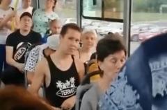 В Свердловской области в автобусе толпа без масок обматерила и выгнала женщину