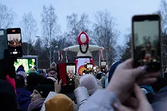 На Уралмаше посетителю Масленицы прожгло куртку горящим чучелом