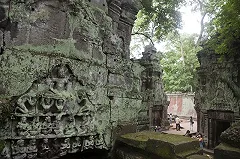 Камбоджа выдворяет из страны трех французских туристов за непристойные фото