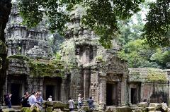 Две сестры из США устроили в храме Камбоджи обнаженную фотосессию